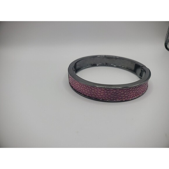 Vintage Premier Designs Bracelet Bangle Pink Faux Scales Gray Tone Hinged - Picture 13 of 15